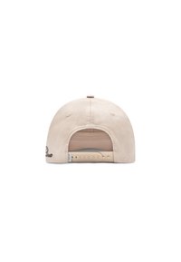 Beige színű baseball sapka puha anyagból, állítható pánttal a hátsó részen, és hímzett szöveges részlettel a bal oldalon.