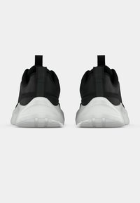 Μαύρα αθλητικά παπούτσια με κομψό σχέδιο, υφασμένο επάνω μέρος και λευκή ελαστική σόλα. Διαθέτουν ταινία στο πίσω μέρος για εύκολη χρήση.