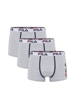 Tre lysegrå herreboxershorts med hvide linninger med FILA-logo i sort og rødt, arrangeret i et forskudt rækkefølge.