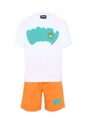 Wit T-shirt en oranje short met bijpassende turquoise "Barrow" logo's en gele smiley-graphics.