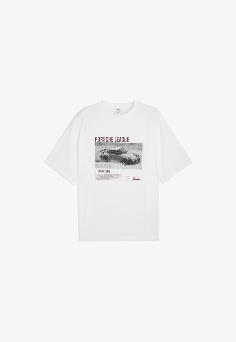 Hvid bomulds t-shirt med korte ærmer, der har et sort og gråt grafisk billede af en Porsche og teksten: "Porsche League Turbo Club."