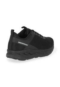 Scarpa da ginnastica nera con tomaia in rete, colletto imbottito e suola in gomma. Presenta un design testurizzato distintivo e il logo "SWEDEMOUNT".