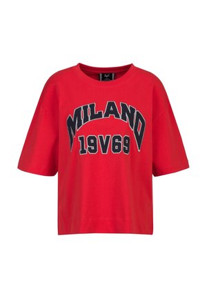 Rood T-shirt met korte mouwen, zwart-witte tekst "MILANO 19V69" op de voorkant, ronde hals en een comfortabele pasvorm.