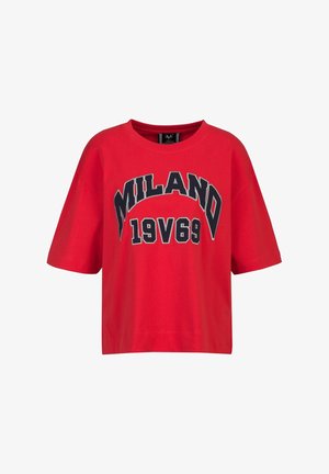 T-shirt rouge à manches courtes avec texte "MILANO 19V69" en noir et blanc sur le devant, col rond, coupe décontractée.