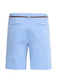 Shorts ajustés bleu clair avec deux poches passepoilées à l'arrière et une fine ceinture marron passée dans les passants.