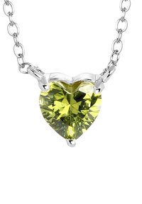 Collier en pendentif en forme de cœur avec une pierre précieuse jaune-vert lumineux, monté sur une chaîne en métal argenté avec un fini poli.
