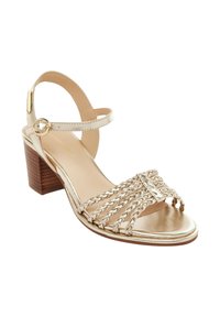 Sandal con tacco in metallo dorato con dettaglio intrecciato sulla fascia della punta e un tacco in legno. Dotata di cinturino alla caviglia regolabile.