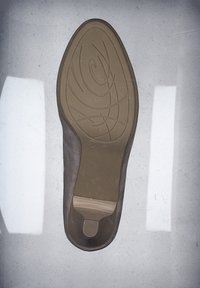 Semelle de chaussure en daim marron avec un motif de semelle complexe. Caractéristiques d'une forme arrondie et d'une texture douce, conçue pour l'adhérence et le confort. Taille 41.