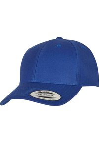 Căciulă snapback albastră, fabricată dintr-un material durabil. Are un vizor curbat și o aplicare circulară cu logo pe față. Textură netedă și design structurat.