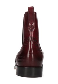 Botte Chelsea en cuir bordeaux avec une finition brillante, des panneaux latéraux élastiques, des détails brogue et une semelle noire plate.