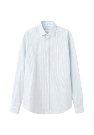 Chemise à manches longues rayée bleu clair et blanc avec un devant à boutons, un col classique et une coupe droite. Fabriquée dans un tissu à texture lisse.