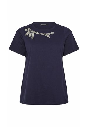 Marineblauw T-shirt met korte mouwen, een ronde hals en zilveren bloemenkraalversiering op het linker schoudergebied.