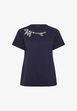 Marineblauw T-shirt met korte mouwen, een ronde hals en zilveren bloemenkraalversiering op het linker schoudergebied.