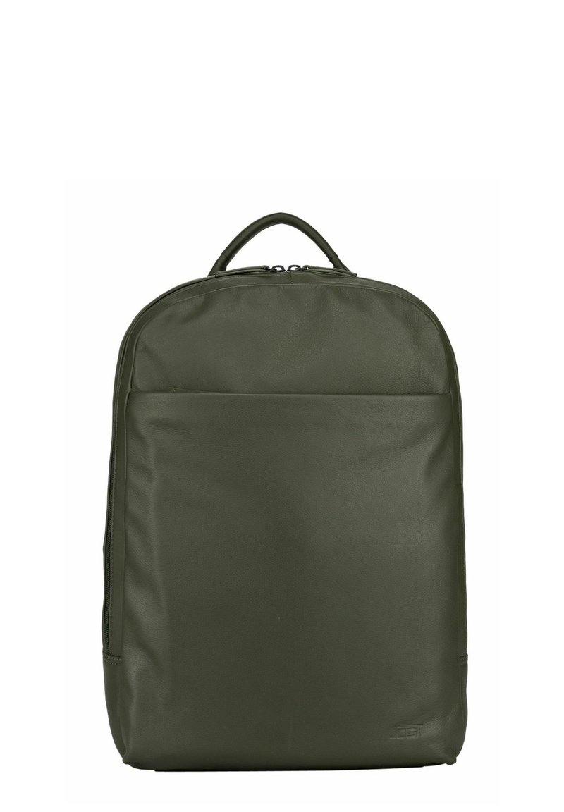 Sac à dos en cuir vert au design épuré, avec une poche frontale plate, une poignée supérieure et un logo de marque discret en bas à droite.