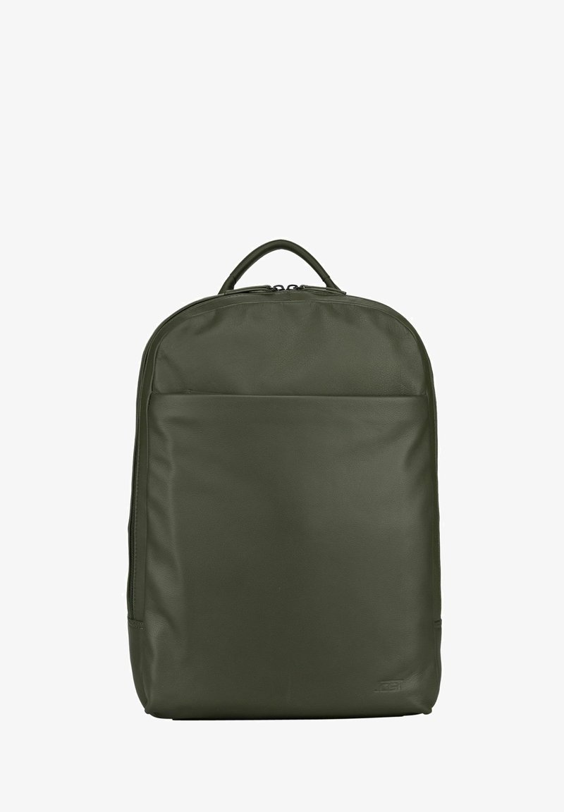 Sac à dos en cuir vert au design épuré, avec une poche frontale plate, une poignée supérieure et un logo de marque discret en bas à droite.