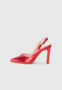 Rød, teksturert høyehelt sko med spiss tå og åpen bak. Har en slingback-rem med en gullspenne.