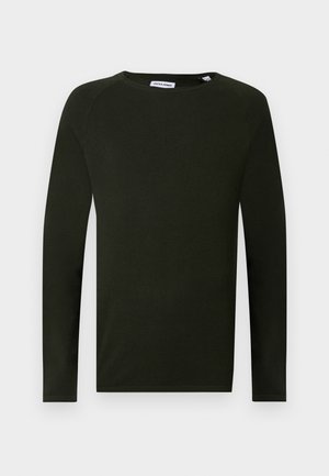 Sötétzöld, hosszúujjú kötött póló, kerek nyakkivágással, textúrált anyaggal és testhezálló mandzsettával. A címke látható a nyaknál.