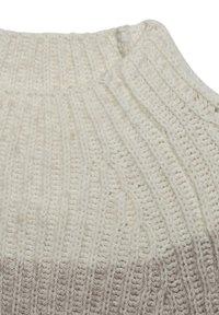 Cremfarbenem gestrickter Pullover mit gerippter Textur, einem runden Halsausschnitt und subtilen Zopfmuster-Details an der Schulter.