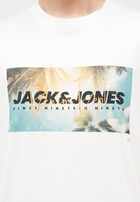 Άσπρο T-shirt με τροπικό σχέδιο φοίνικα και το κείμενο «Jack & Jones Since Nineteen Ninety» στο μπροστινό μέρος.