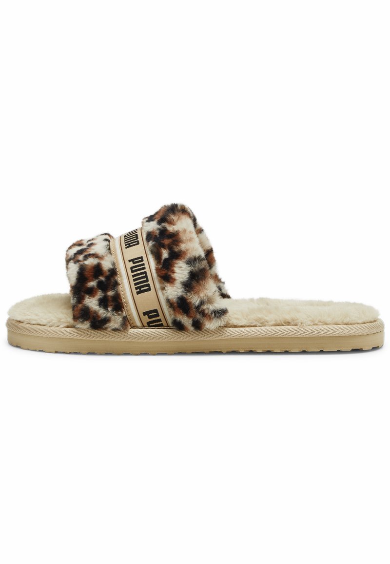 Puma FLUFF I AM THE DRAMA - Domácí obuv - putty brown mushroom black ...
