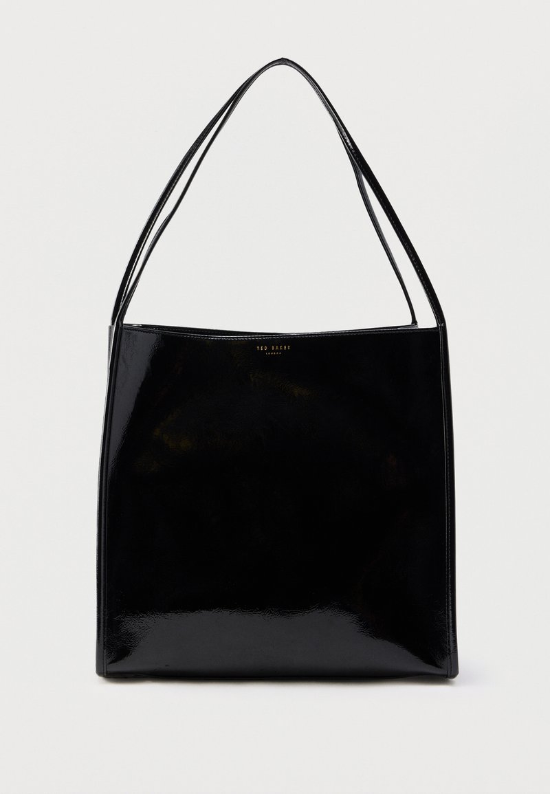 Bolso tote de cuero negro tipo charol con dos asas para el hombro, forma rectangular, diseño minimalista y logotipo de la marca en relieve dorado en la parte superior.