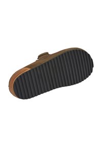 Rjav nubukovski čevelj z običajno črno gumijasto podplatom, z bež poudarkom pri peti in pasom z detajlom s sponko.