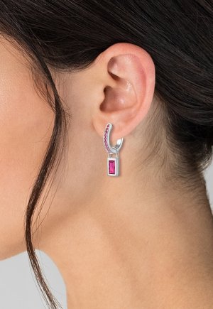 Pendientes de gota plateados con una gema rectangular rosa y un pasador curvado decorado con pequeños acentos rosas.