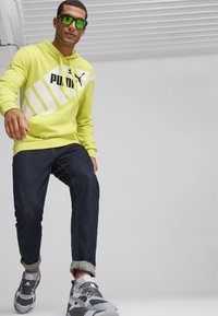 Puma POWER GRAPHIC - Jersey con capucha - lime sheen