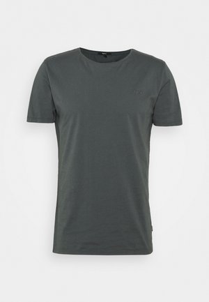 Enkel mørkegrå t-shirt med korte ærmer og rund hals, med et diskret lille logo på venstre bryst, vist på en hvid baggrund.