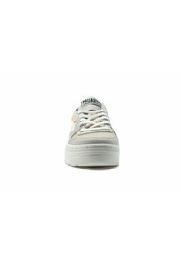 Sneaker grigio chiaro con lacci bianchi e suola in gomma. Caratterizzato da tomaia in suede, dettagli in mesh e colletto imbottito. Logo sulla linguetta.