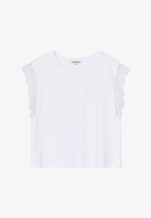 Top blanco de manga corta con escote redondo, que presenta intrincados detalles de encaje blanco en los hombros y un ajuste relajado.