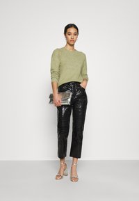 Vero Moda VMDOFFY O NECK BLOUSE - Camisola - fir green