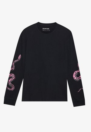 Tricou lung cu mâneci negre din bumbac, cu un grafic de șarpe roz pe mâneca stângă, guler rotund și mansete ajustate.