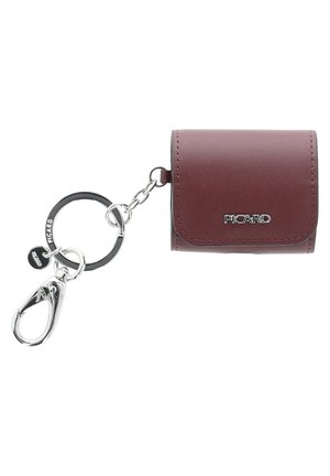 Bordeaux leren sleutelhangerportemonnee met een flapsluiting, zilverkleurige hardware, kettingbevestiging en een logo-detail op de voorkant. Compact en functioneel.