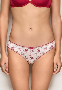 Weiße Baumwollunterwäsche mit roten Zuckerstangen- und Herzmotiven, akzentuiert mit roten Rändern und einem kleinen Schleifchen vorne.