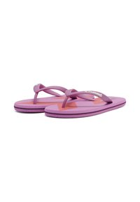 Lilla klip-klapper med teksturerede såler og overlapping straps, med et pink geometrisk mønster og kontrasterende mørkelilla kant på sålerne.