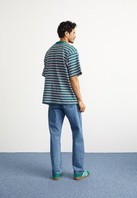 adidas Originals 80S LOOSE STRIPED - T-shirts med print - collegiate green