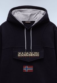 Zwarte hoodie met grijze binnenkant, voorzien van een borstzak en geborduurd "NAPAPIJRI" label. Inclusief een klein patch van de Noorse vlag.