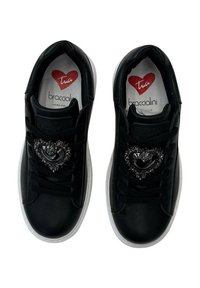 Sneakers in pelle nera con un accento metallico a forma di cuore sui lacci, suola in gomma bianca e soletta con il marchio a forma di cuore.