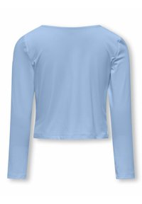 Lyseblå langærmet skjorte med rund halsudskæring, lavet af blødt stof. Har en cropped kant og minimal syning.