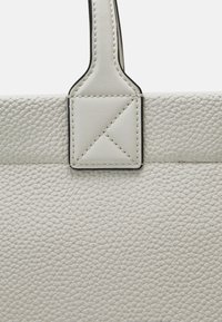 KARL LAGERFELD SKUARE TOTE GRAINY - Pirkinių krepšys - off white