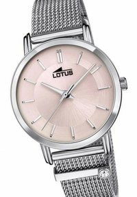 Reloj con correa de malla plateada y una esfera de sol naciente en un suave tono rosa, marcadores de hora plateados y un logo. Cuenta con una caja redonda de acero inoxidable y una corona.