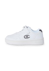 Sneaker bianche dal design elegante, dotate di una fascia in velcro, suola in gomma e un logo Champion nero realizzato con piccoli perni.