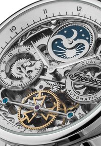 Skeleton horloge met een behuizing van zilverkleurig roestvrij staal, ingewikkelde tandwielen, blauwe maanfase-dial, gouden accenten en een dual-time functie.