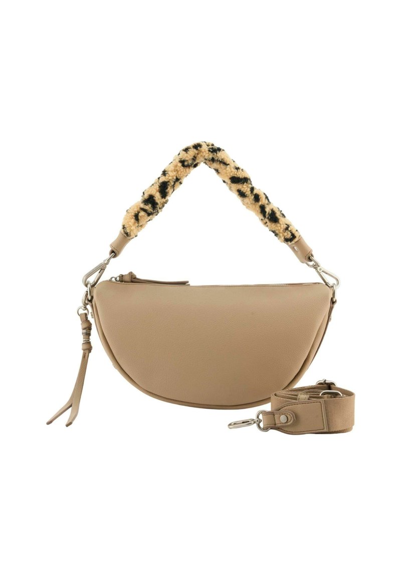 Sac à main en simili cuir beige avec une forme arrondie, doté d'une poignée en fourrure à motif et d'une bandoulière en tissu amovible. Accents en métal argenté.