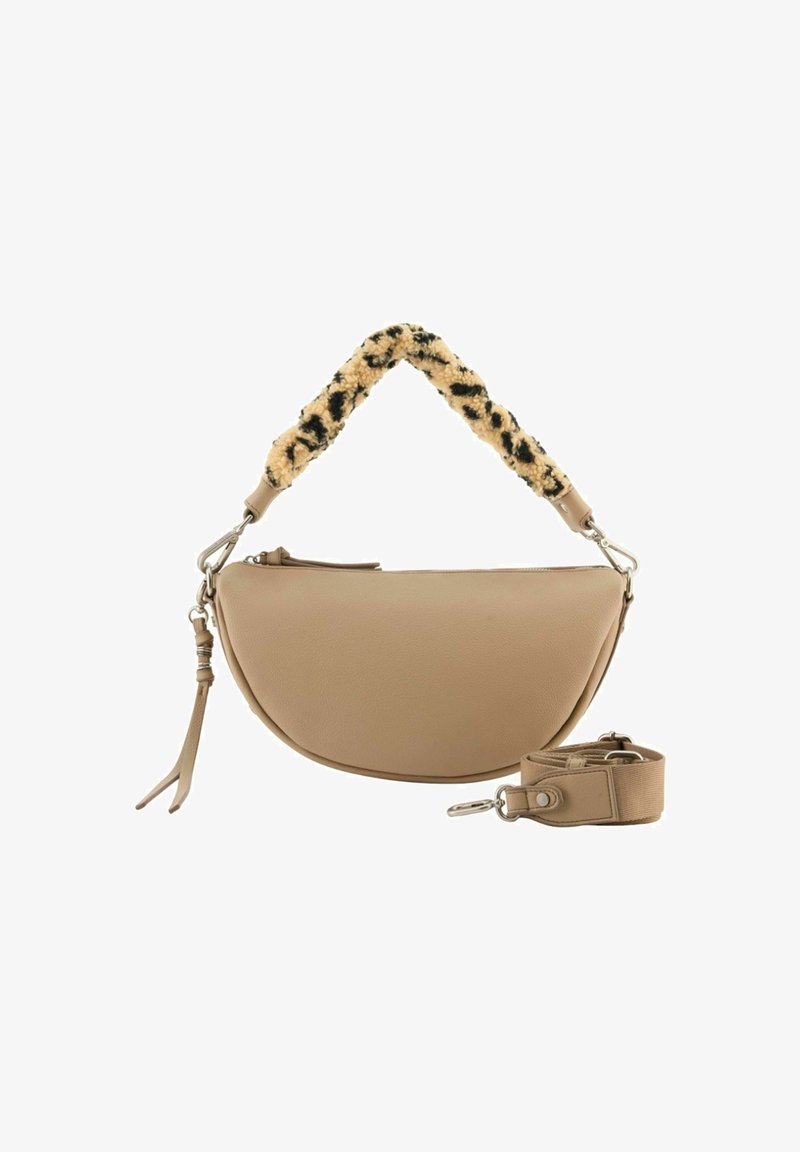 Sac à main en simili cuir beige avec une forme arrondie, doté d'une poignée en fourrure à motif et d'une bandoulière en tissu amovible. Accents en métal argenté.