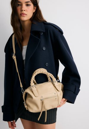 Stradivarius, BRAIDED HANDLE BOWLING BAG - Handtasche - beige