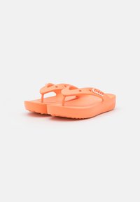 Crocs CLASSIC PLATFORM FLIP  - Sapatos para piscina - papaya