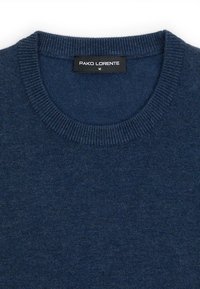 Granatowy sweter z okrągłym dekoltem z prążkowanym kołnierzem, rozmiar średni, metka od marki Pako Lorente wszyta wewnątrz dekoltu.