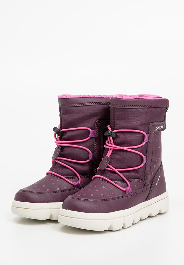 Fioletowe wodoodporne buty za kostkę z różowymi sznurowadłami, bokami w gwiazdki i białą podeszwą. Posiadają wyściełany kołnierz dla wygody i wsparcia.